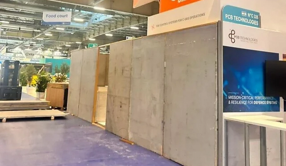 Выставка Eurosatory в Париже оградила стенды Израиля деревянными стенами