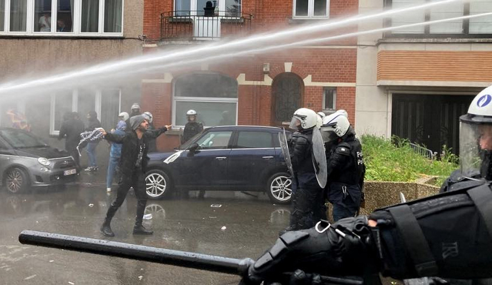 Полиция применила водометы и слезоточивый газ против демонстрантов у посольства Израиля в Брюсселе
