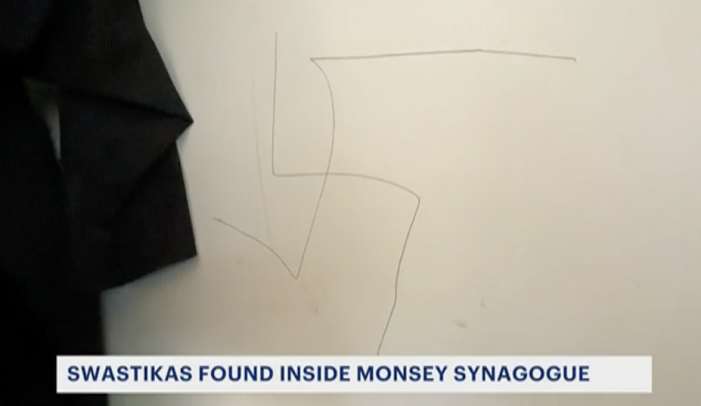 В штате Нью-Йорк синагогу изнутри разрисовали свастиками