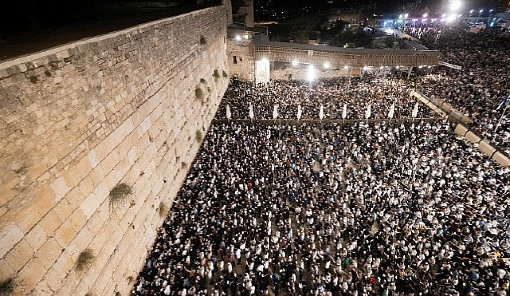 Тысячи евреев ночью прочитали Слихот у Стены Плача
