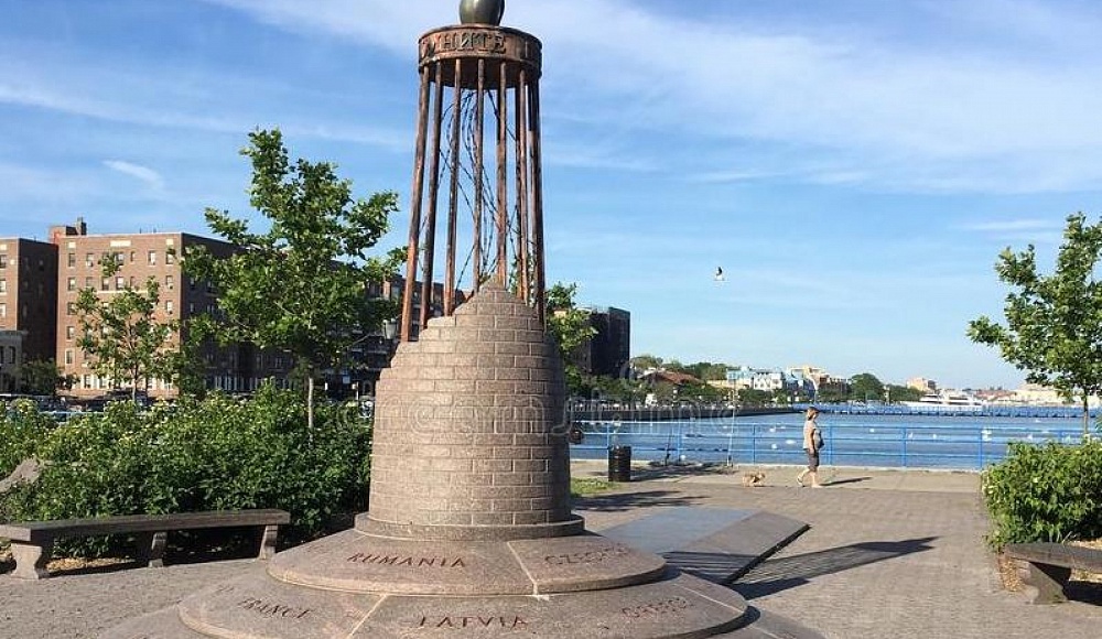 Бруклинский мемориал Холокоста изрисовали свастикой и ругательствами на русском языке
