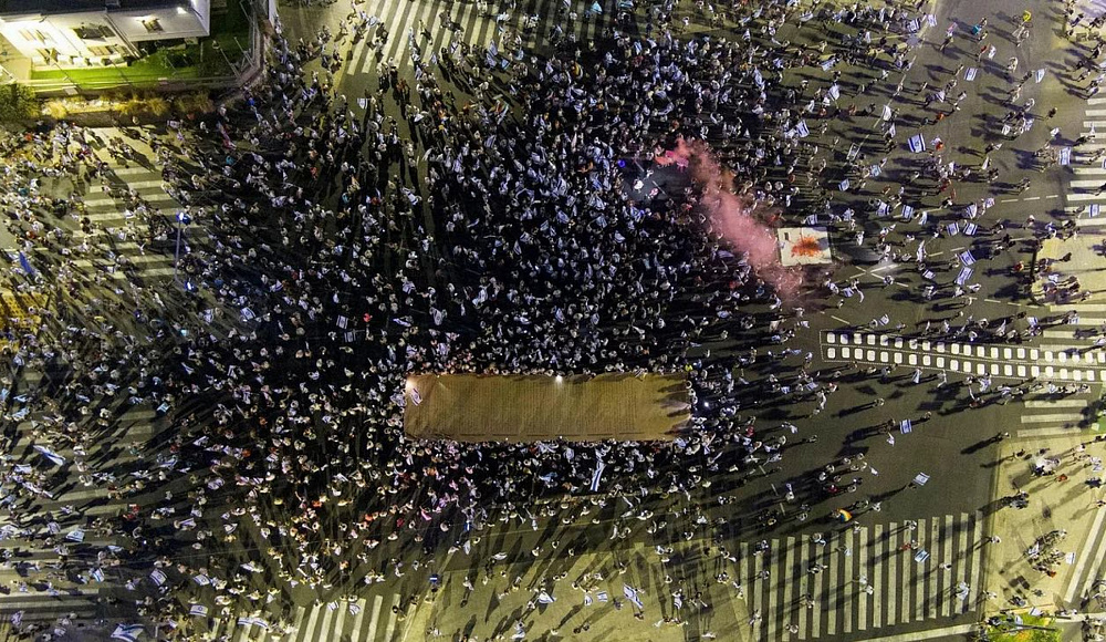 Участники акции протеста в Тель-Авиве пронесли по улице гигантскую копию Декларации Независимости