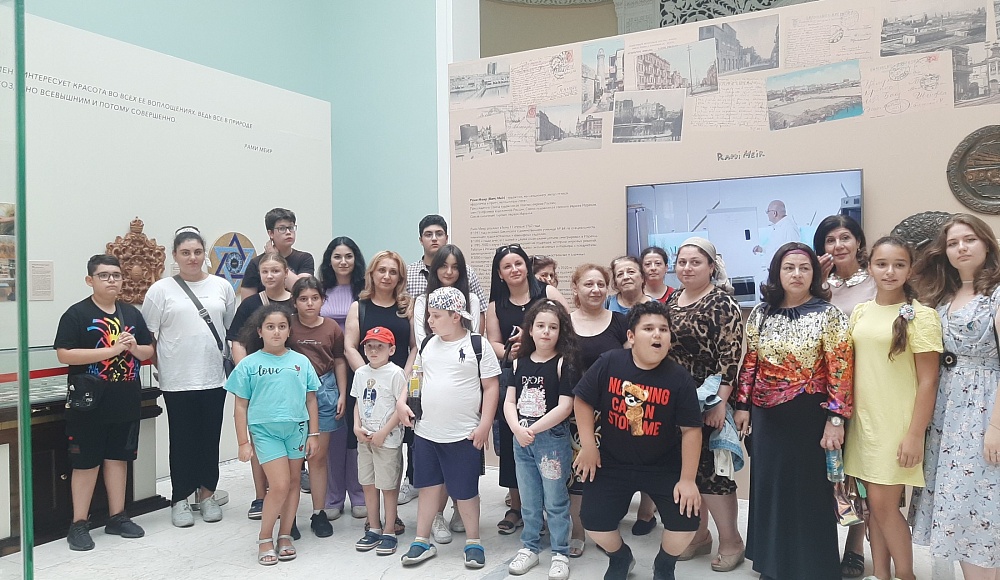 Представители горско-еврейской общины посетили выставку Рами Меира на ВДНХ