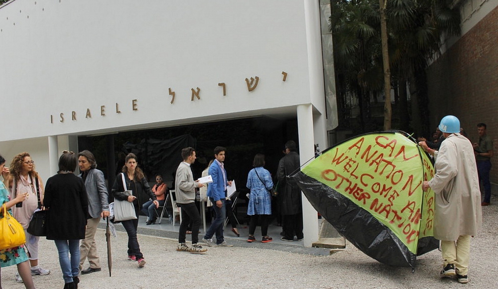 Израиль примет участие в Венецианской биеннале несмотря на призывы к запрету