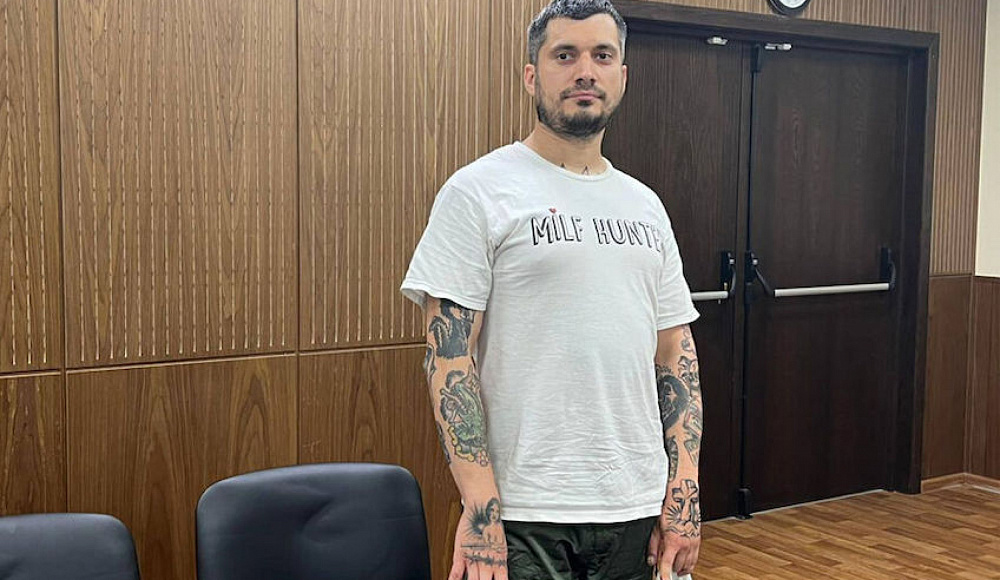 Российского рэпера арестовали на 13 суток за татуировку Карлсона со свастикой