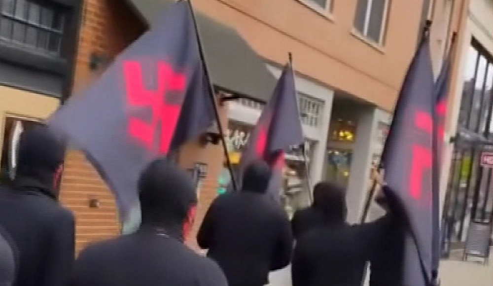 В Огайо неонацисты провели марш под знаменами со свастикой