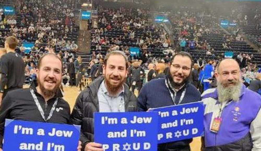 На баскетбольном матче в США раввинов заставили убрать плакаты «Я — еврей...»