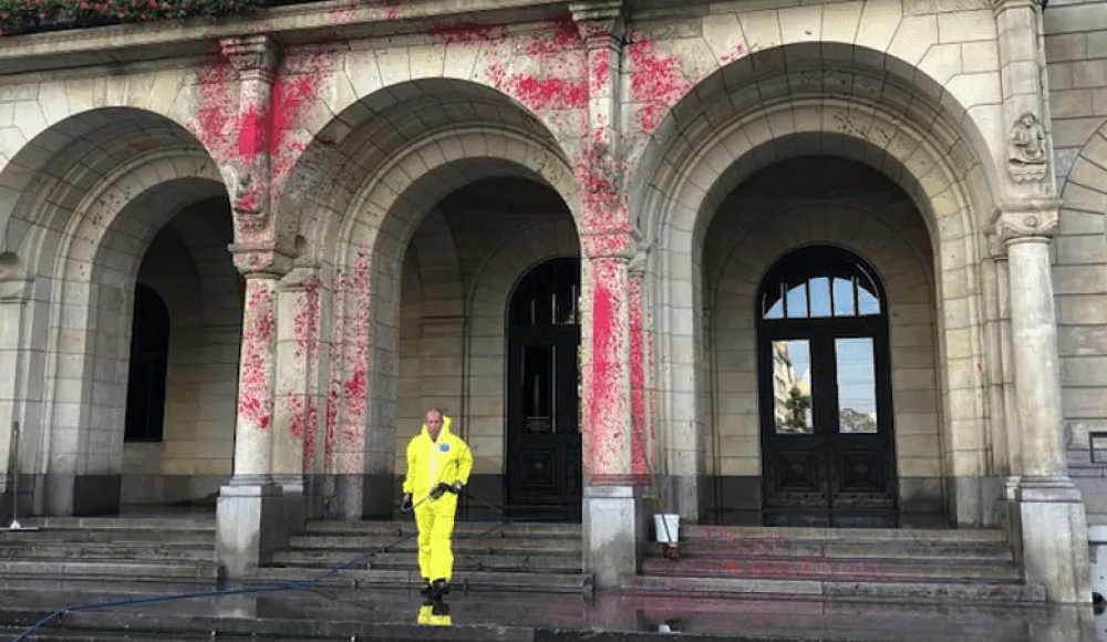 Голландские антиизраильские активисты залили красной краской здание мэрии Роттердама