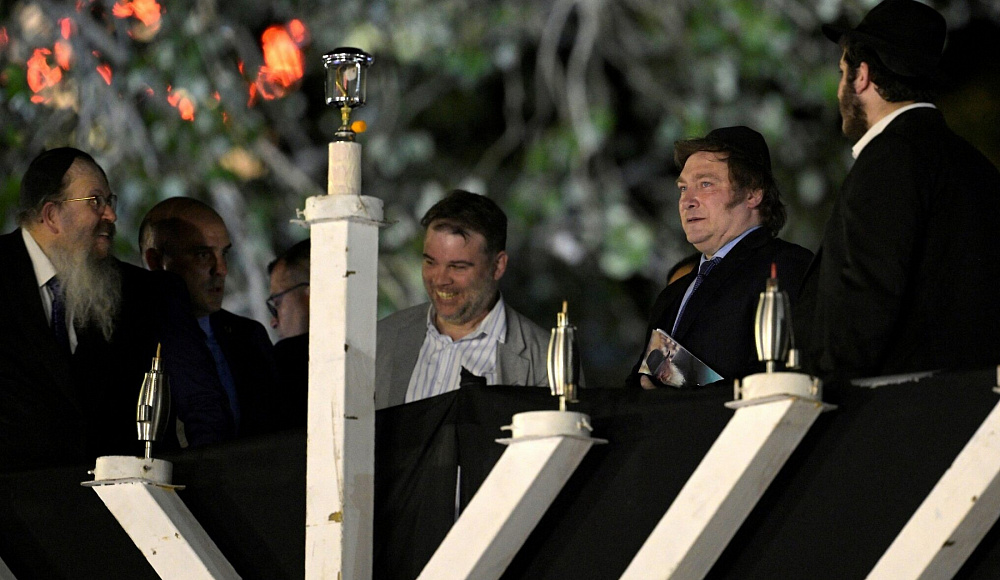 «Силы небесные поддержат Израиль». Президент Аргентины надел кипу и зажег шестую свечу ханукии