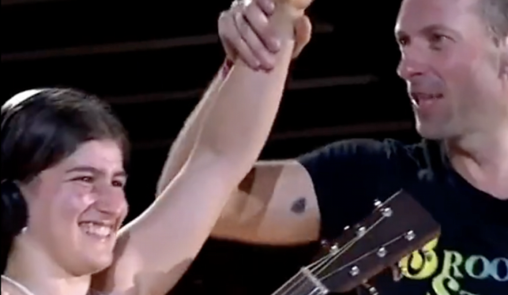 15-летняя израильтянка выступила с группой Coldplay перед 50-тысячной аудиторией