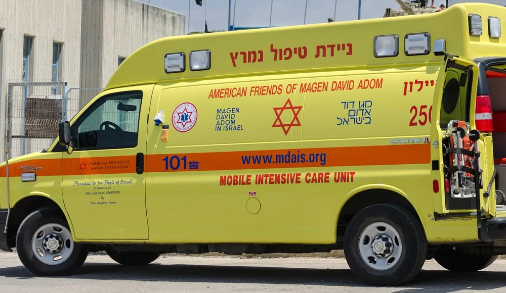 Двое израильтян тяжело ранены в автомобильном теракте в Самарии. Террорист сдался властям ПА