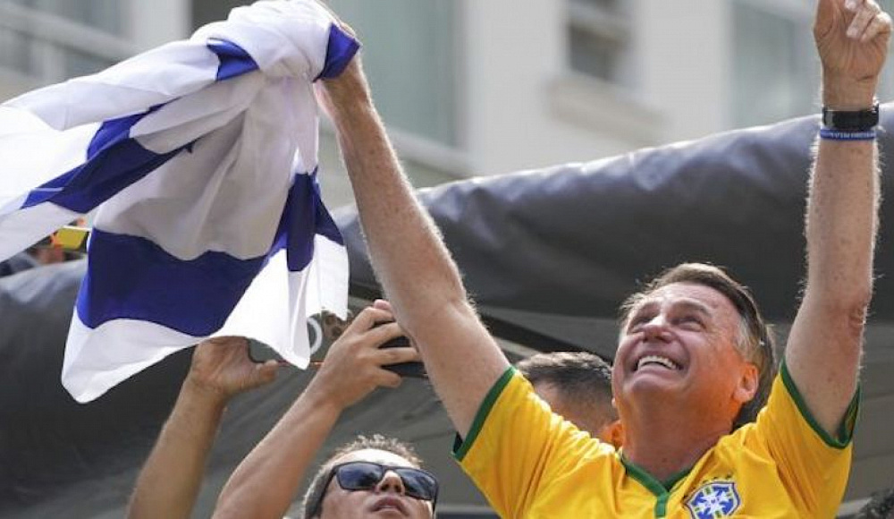 Бывший президент Бразилии обратился к своим сторонникам на многотысячном митинге с флагом Израиля