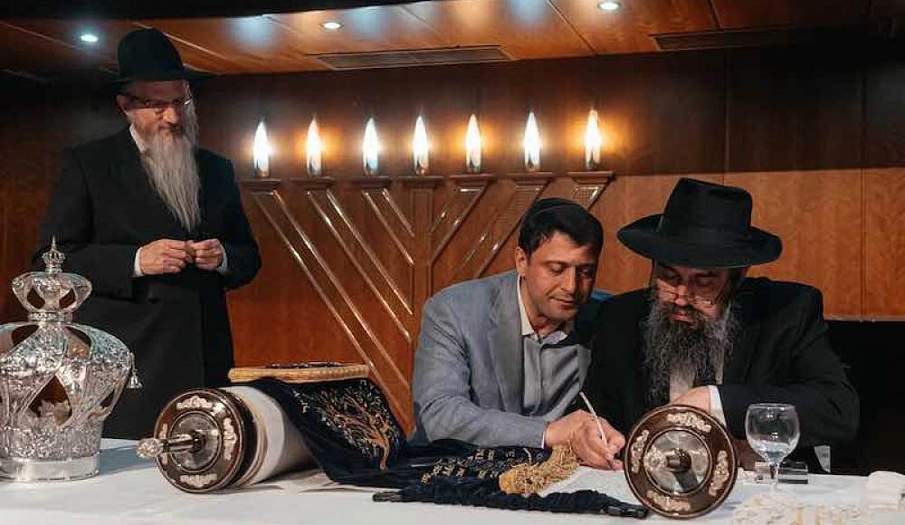 В синагогу МЕОЦ внесены свитки Торы — дар Германа Захарьева
