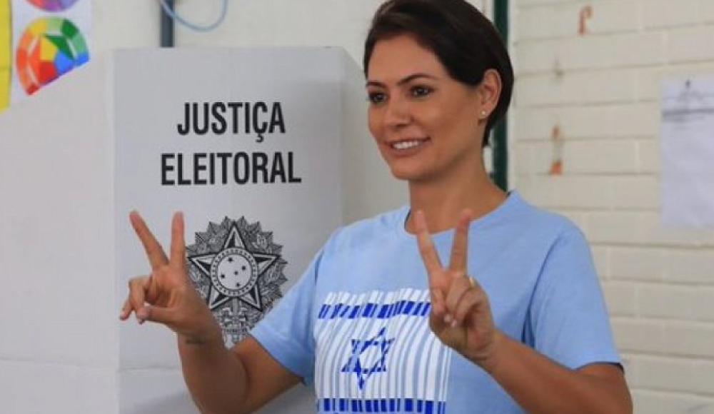 Жена президента Бразилии пришла на выборы в футболке с израильским флагом