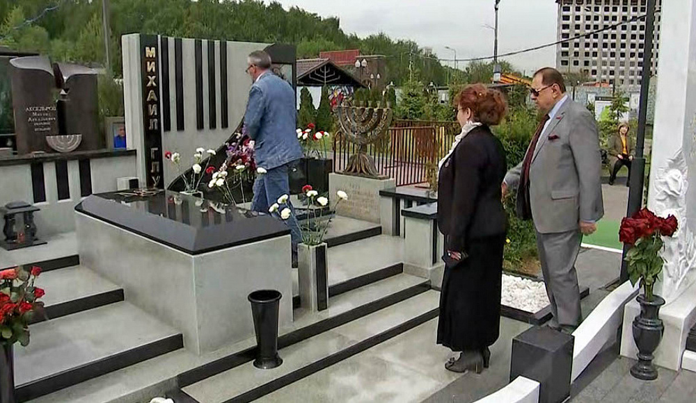 Памятник композитору Михаилу Глузу открыли на Востряковском кладбище в Москве