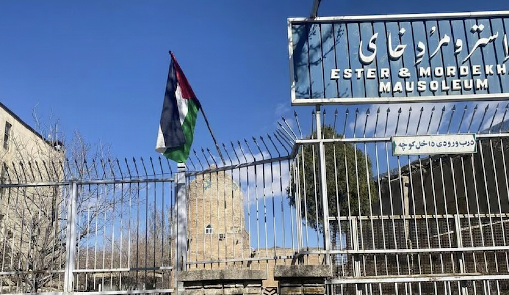 Накануне Пурима на гробнице Мордехая и Эстер в Иране вывесили палестинский флаг