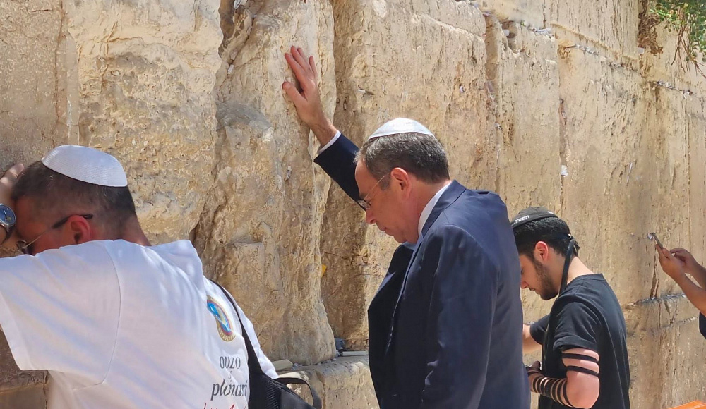 Посол США в Израиле помолился у Стены Плача накануне ухода с поста и отъезда из страны