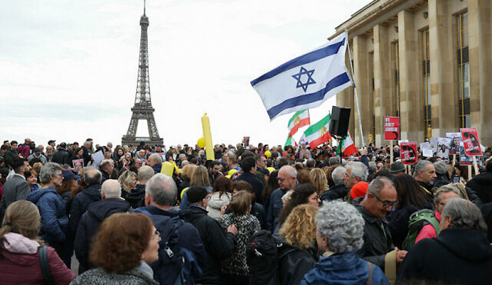 На митинге у Эйфелевой башни в Париже почтили память жертв 7 октября и призвали к освобождению заложников