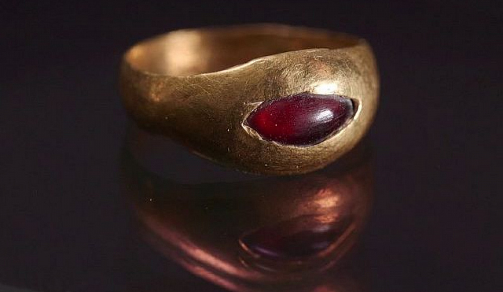 Археологи нашли в Иерусалиме золотое кольцо с гранатом возрастом 2300 лет