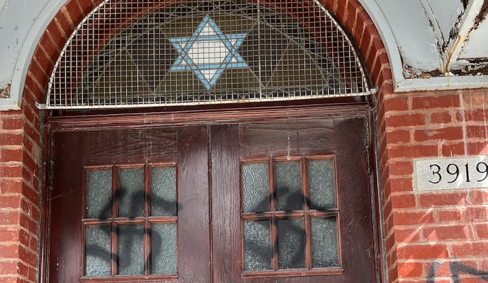 Историческую синагогу Монреаля осквернили свастикой