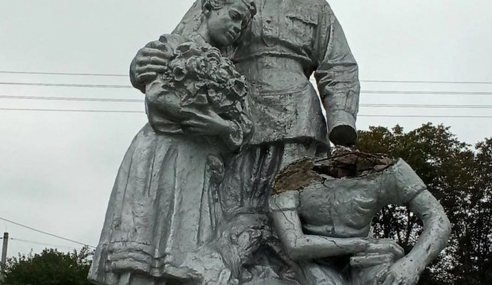 В Дубоссарах восстанавливают скульптуру на Мемориале жертвам фашизма
