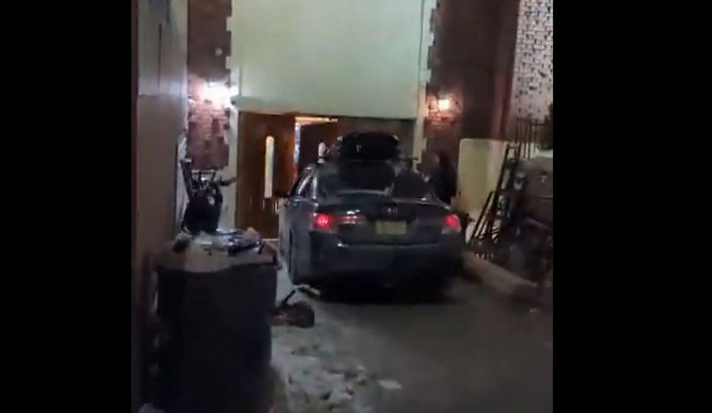 В Нью-Йорке злоумышленник попытался протаранить автомобилем штаб-квартиру Хабада