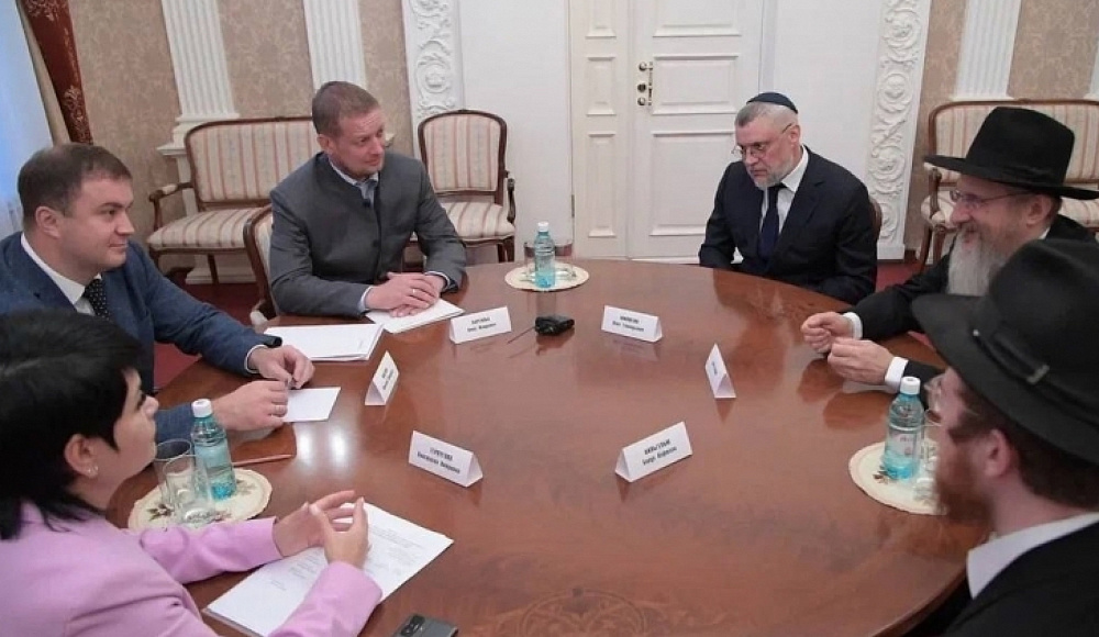 Главный раввин России и губернатор Омской области обсудили сотрудничество в сфере духовно-нравственного воспитания