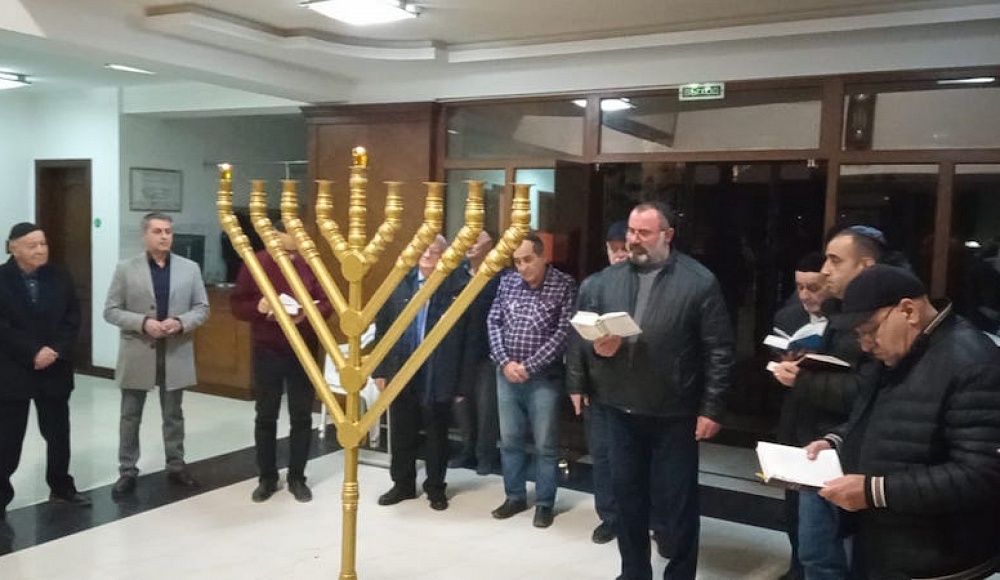 Зажжение первой ханукальной свечи в дербентской синагоге «Келе-Нумаз»