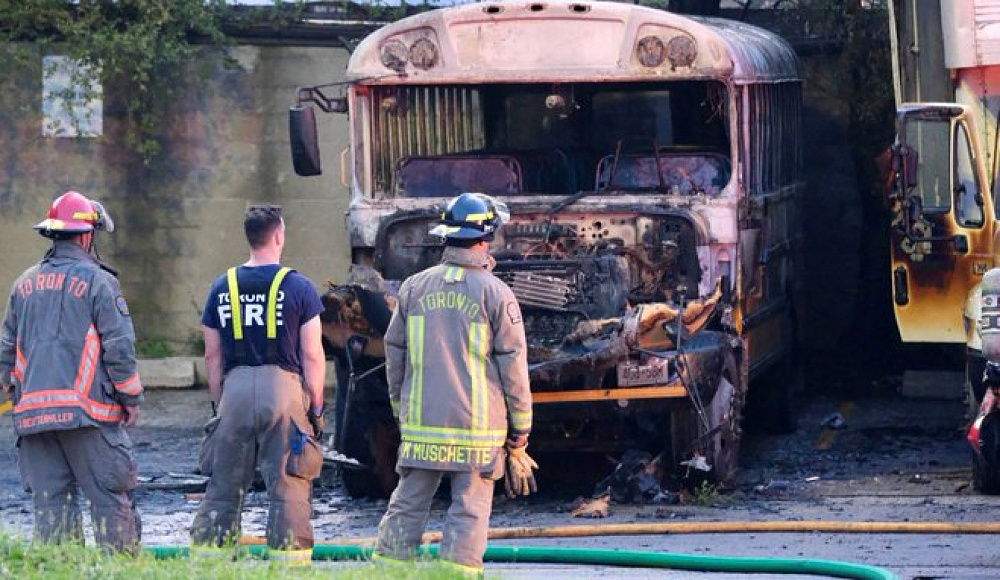 В Торонто неизвестные сожгли школьный автобус ешивы бобовских хасидов