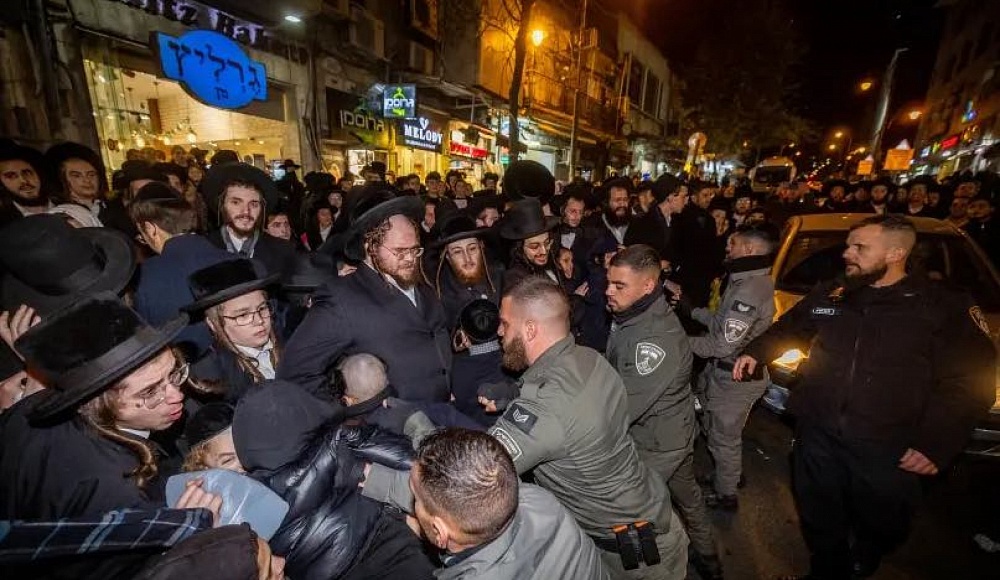 Протестующие против продажи некошерных телефонов харедим устроили столкновения с полицией в Иерусалиме