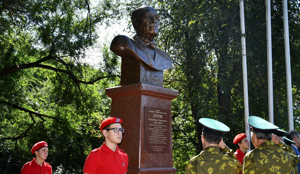 Владимиру Этушу установили памятник в Ростовской области, где он сражался в годы ВОВ