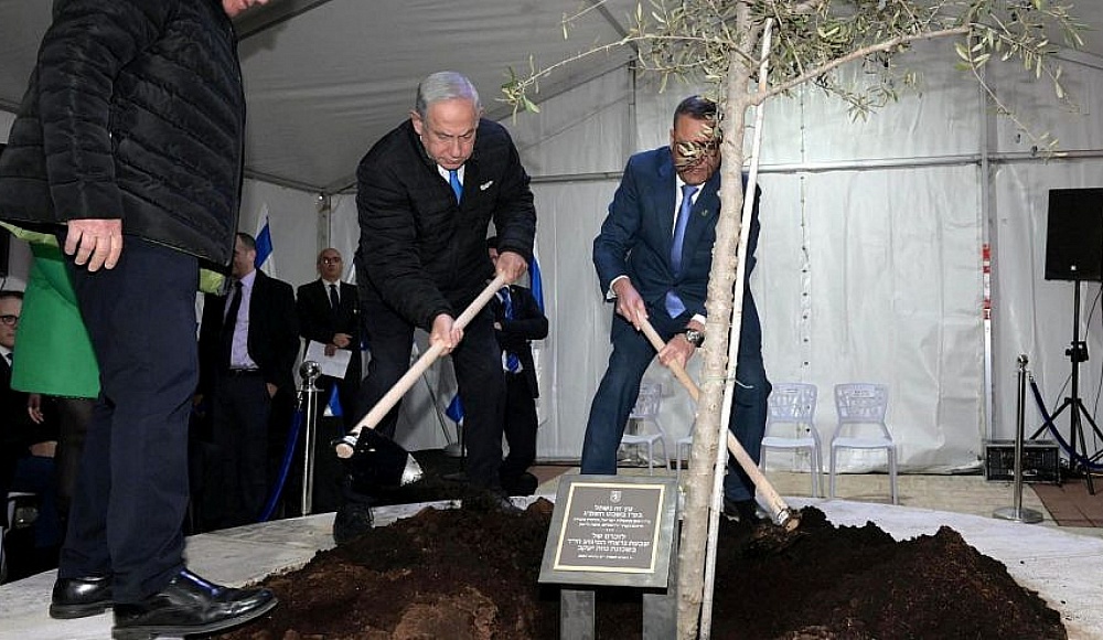 Нетаньяху посадил дерево в Иерусалиме в память о жертвах теракта у синагоги