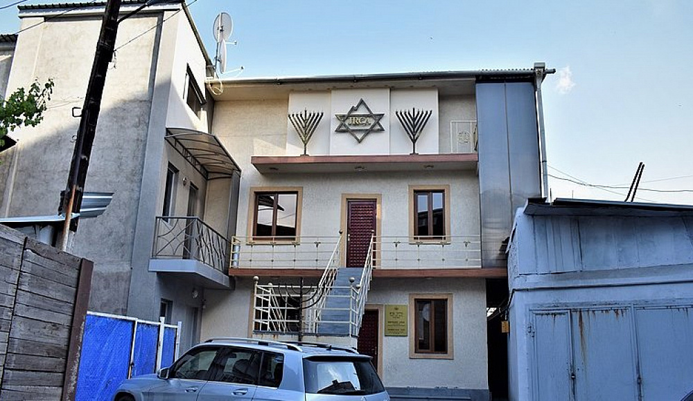 Вандализм в синагоге Еревана: полиция нашла злоумышленника, но суд не стал его арестовывать