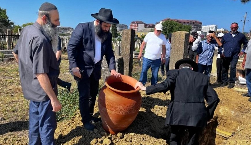 В Дербенте захоронили сожженные террористами вместе с синагогой свитки Торы