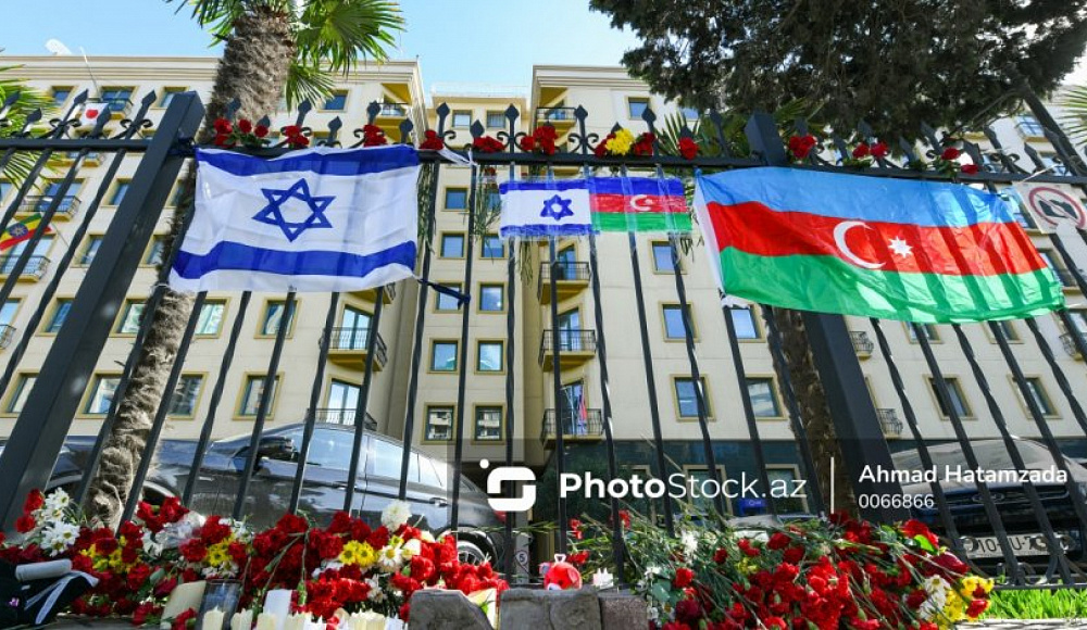 Бакинцы несут цветы к посольству Израиля в Азербайджане