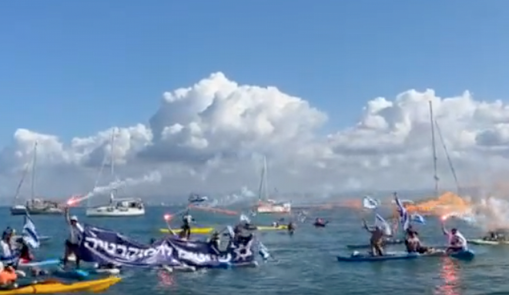 Протестующие заблокировали порт Хайфы с моря. Среди них - бывшие командующие ВМС