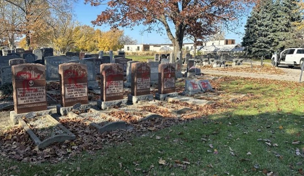 В Кливленде осквернено еврейское кладбище. Памятники изрисовали свастиками