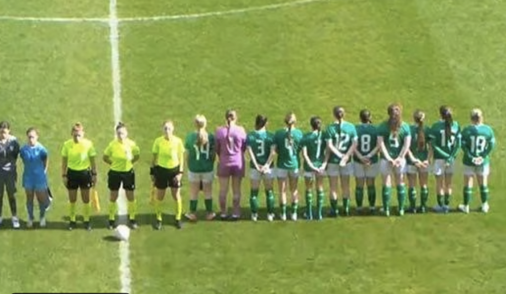 Ирландская женская сборная по футболу развернулась задом во время звучания гимна Израиля 