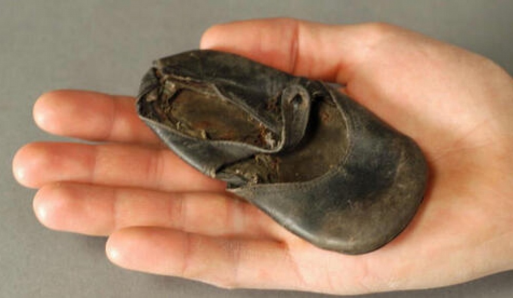 Детскую обувь в музее Освенцима удалось сохранить благодаря сбору пожертвований