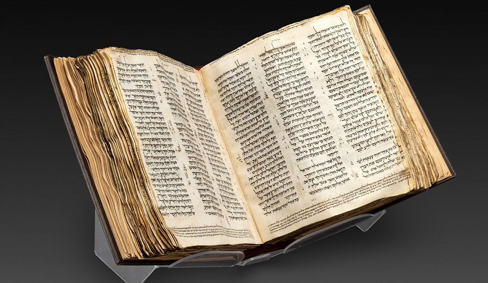 1100-летняя Тора продана за 38 млн долларов: реликвия отправится в Израиль