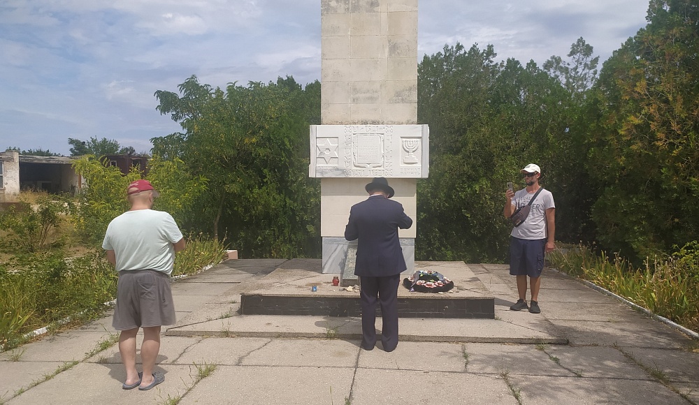 Забытый монумент жертвам Холокоста разрушается в Евпатории