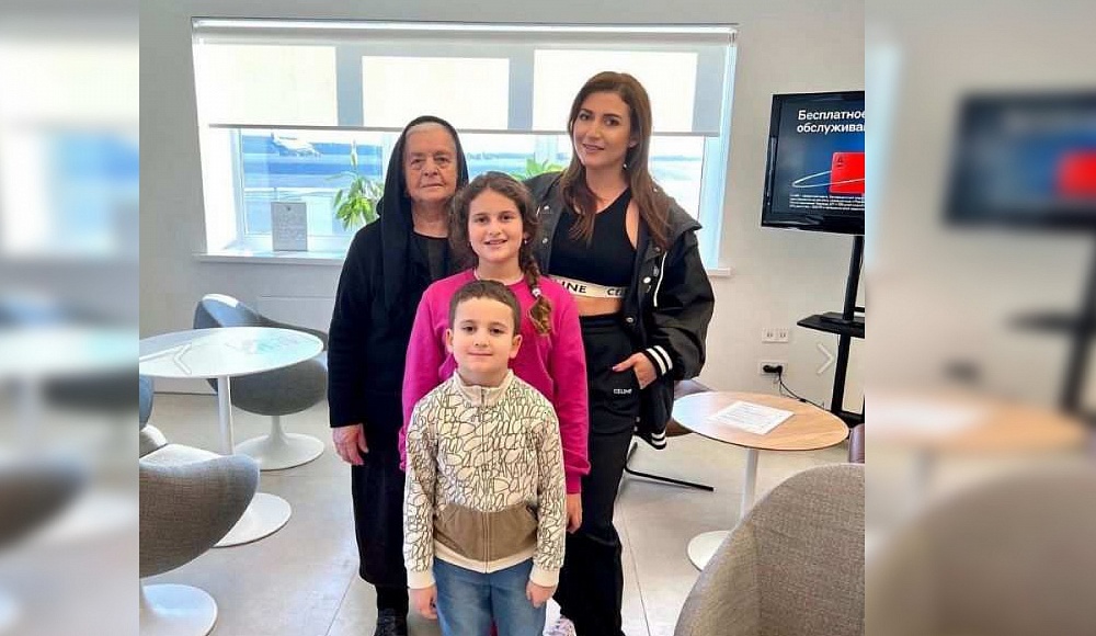 Певица Жасмин вернулась из Израиля в Россию вместе с детьми и бабушкой
