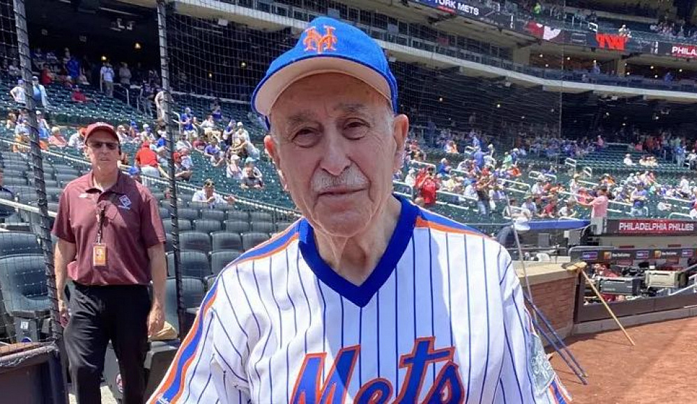 83-летний переживший Холокост бросил первую подачу на матче любимой команды