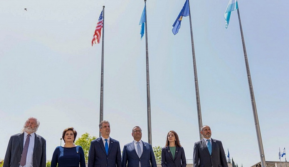 У здания МИД Израиля подняты флаги стран с посольствами в Иерусалиме