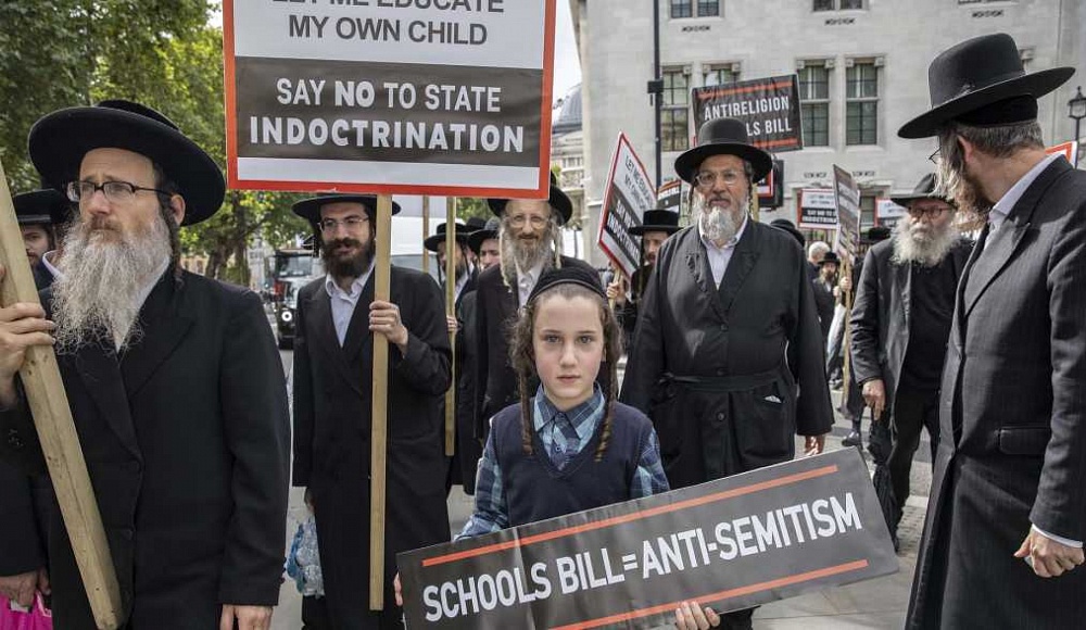 Протест британских ортодоксов: «Мы сами выбираем образование для своих детей!»