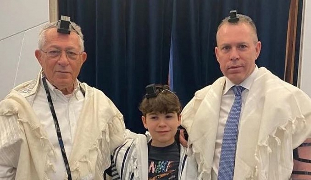 Сын посла Израиля в ООН отпраздновал бар-мицву и впервые надел тфилин