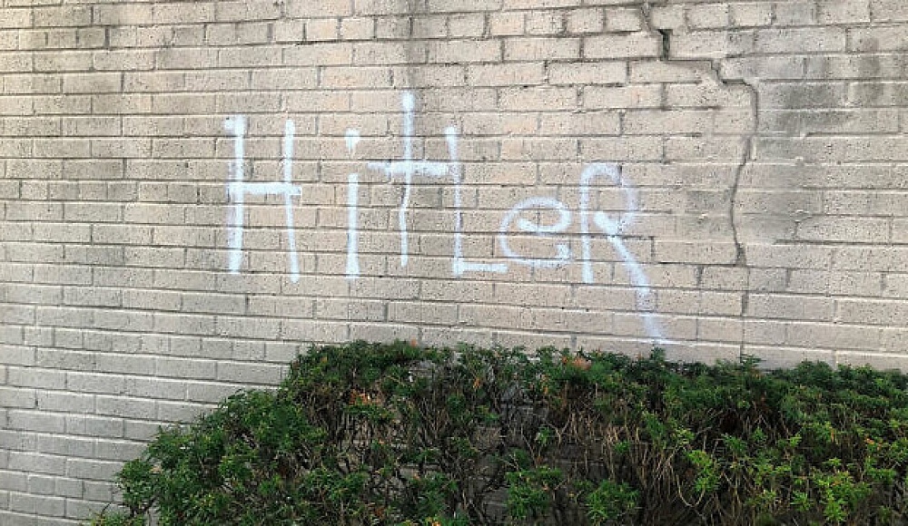 На синагоге в Нью-Йорке написали «Гитлер»