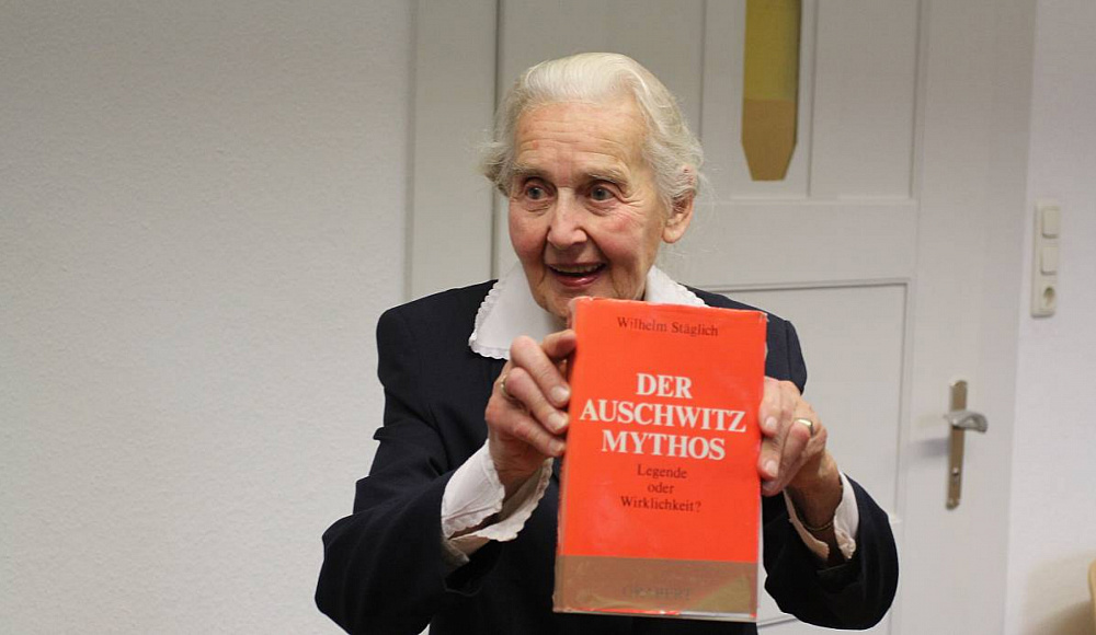 Отрицающая геноцид евреев в Освенциме 95-летняя Урсула Хавербек подтвердила свое мнение в суде