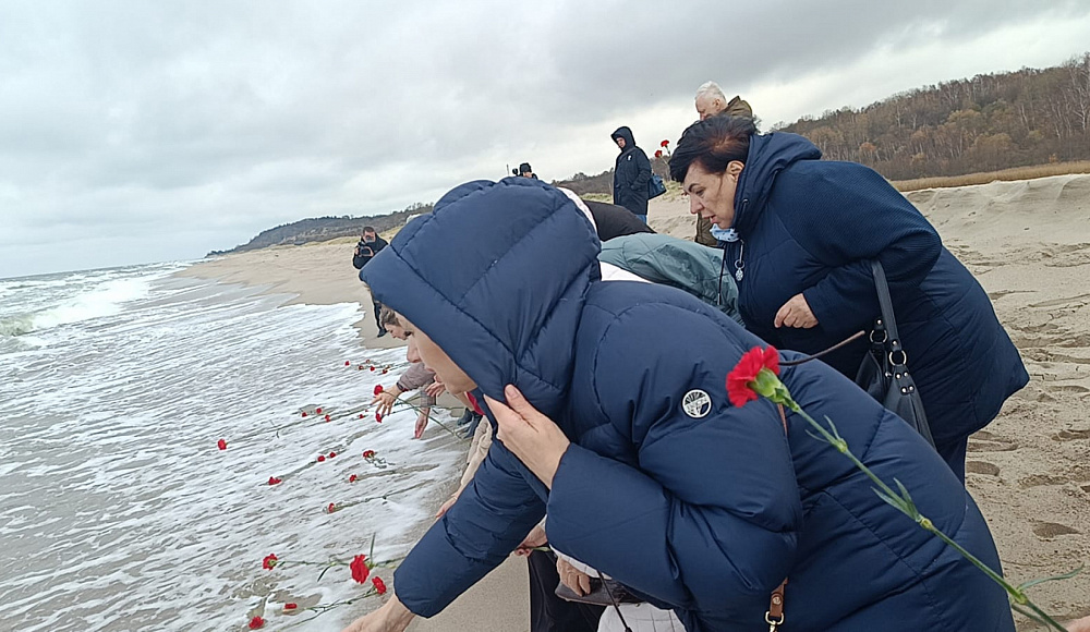 «Тяжелый песок». В Янтарном прошла мемориальная церемония памяти жертв Холокоста
