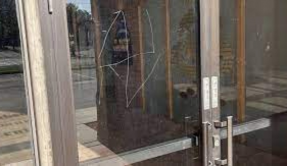 Вандалы нацарапали свастики на окнах синагоги в Лос-Анджелесе